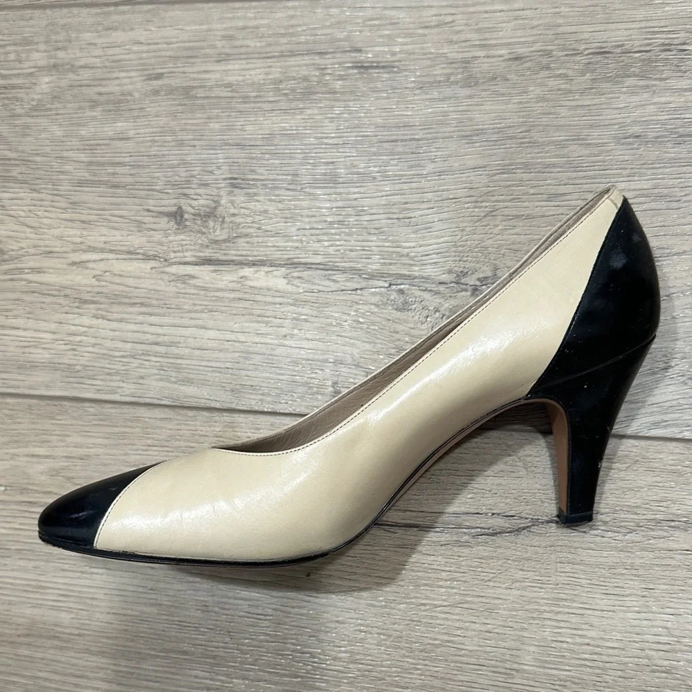 Salvatore Ferragamo Italy Two-Tone Cream Black Heels pumps leather 6.5 vintage - Picture 3 of 11